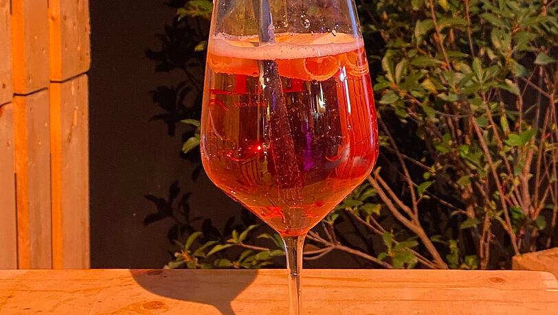 Den Zirben-Spritz gibt es warm oder kalt, mit oder ohne Alkohol in der Bar im Esszimmer-Zelt. Er kostet 4,90 Euro.