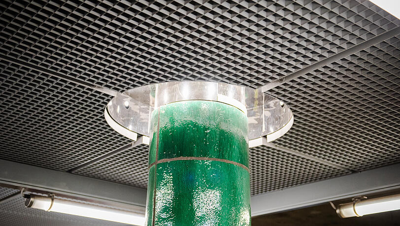 Neuer Taubenschutz und neue Beleuchtung an der Decke am Goetheplatz. Hier noch ein Test, der aber &uuml;berall im Sperrengeschoss eingebaut werden soll.