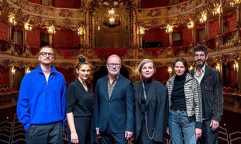 Intendant Andreas Beck (Mitte) mit den Regisseurinnen und Regisseuren Alexander Eisenach (links), Nora Schlocker, Claudia Bauer, Elsa-Sophie Jach und Thom Luz.  Foto: Adrienne Meister