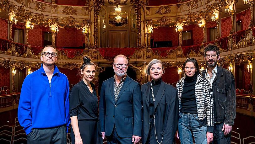 Intendant Andreas Beck (Mitte) mit den Regisseurinnen und Regisseuren Alexander Eisenach (links), Nora Schlocker, Claudia Bauer, Elsa-Sophie Jach und Thom Luz. Foto: Adrienne Meister Intendant Andreas Beck (Mitte) mit den Regisseurinnen und Regisseuren Alexander Eisenach (links), Nora Schlocker, Claudia Bauer, Elsa-Sophie Jach und Thom Luz. Foto: Adrienne Meister