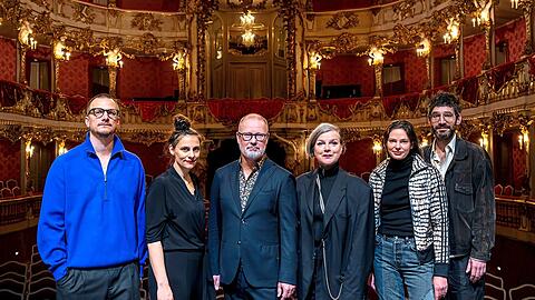 Intendant Andreas Beck (Mitte) mit den Regisseurinnen und Regisseuren Alexander Eisenach (links), Nora Schlocker, Claudia Bauer, Elsa-Sophie Jach und Thom Luz.  Foto: Adrienne Meister