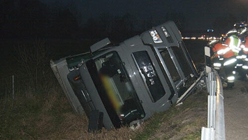 Aus noch ungeklärter Ursache war der Fahrer mit seinem Lastwagen nach rechts von der Fahrbahn abgekommen. Aus noch ungeklärter Ursache war der Fahrer mit seinem Lastwagen nach rechts von der Fahrbahn abgekommen.