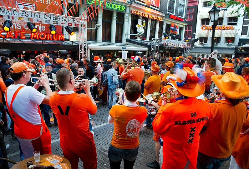 Miese Laune in orange: Bei den Holland-Anhängern ist nach dem fulminanten Sieg der DFB-Elf die Stimmung am Boden. Die Bilder
