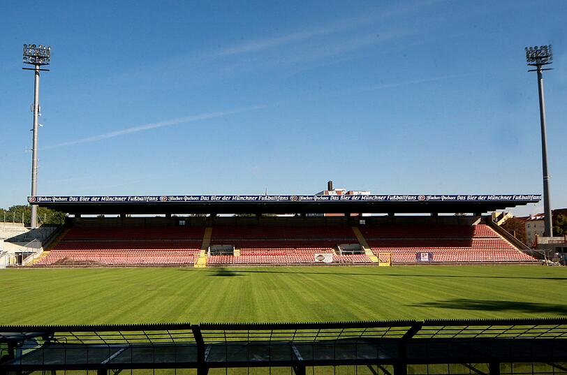 Der Rollrasen wächst an, die Heizung darunter ist installiert, im Juli 2013 soll das alte Grünwalder Stadion dann ein "neues Schmuckstück für alle Fußballfans" sein. Die Bilder vom Baustellenrundgang