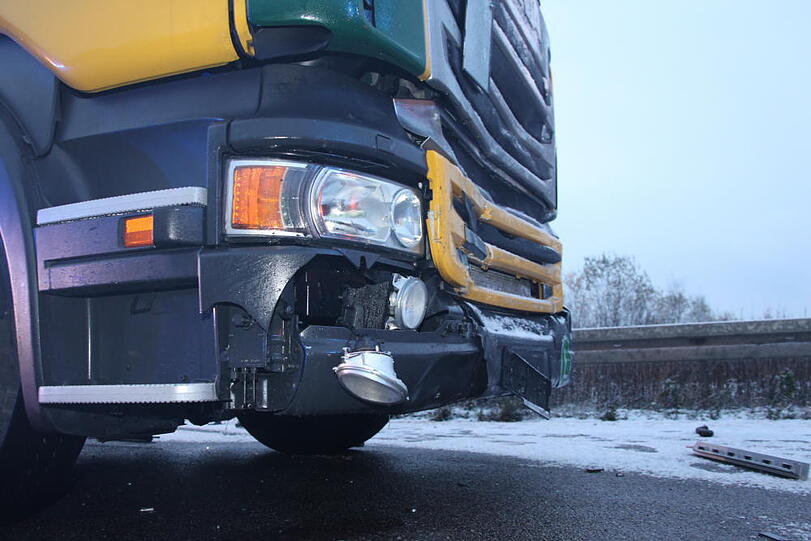 Schwerer Unfall auf dr A94 bei Töging: Ein Lkw ist ein Unfall-Auto gerast. Ein Mensch kam bei dem Crash ums Leben. Die Bilder.
