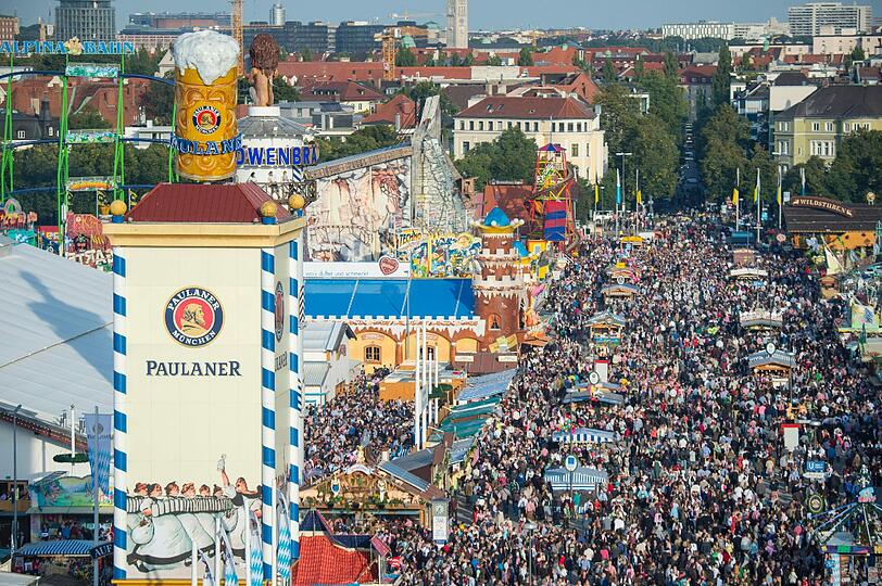 Auf der Wiesn geht?s wieder rund! Seit Samstag feiern die Münchner und Touristen auf der Wiesn. Die besten Wiesn-Bilder vom Samstag.