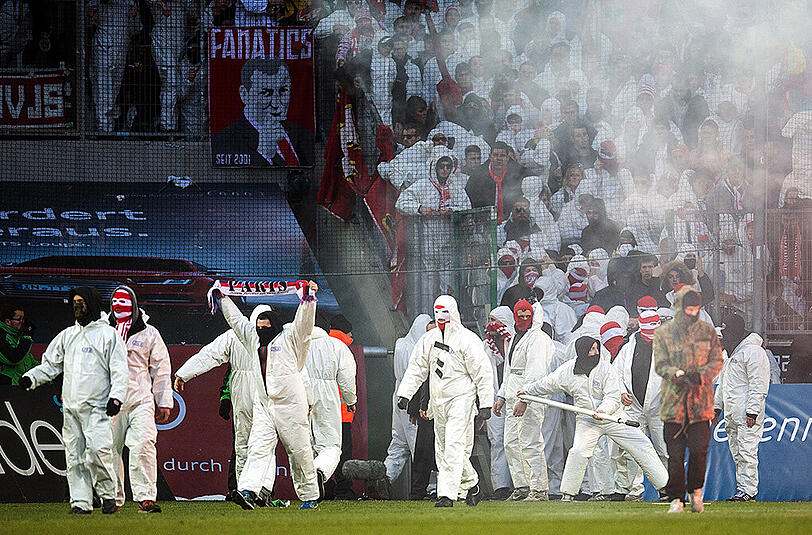Üble Szenen im Februar: Beim letzten rheinischen Derby stürmten Fan-Chaoten aus Köln den Platz.