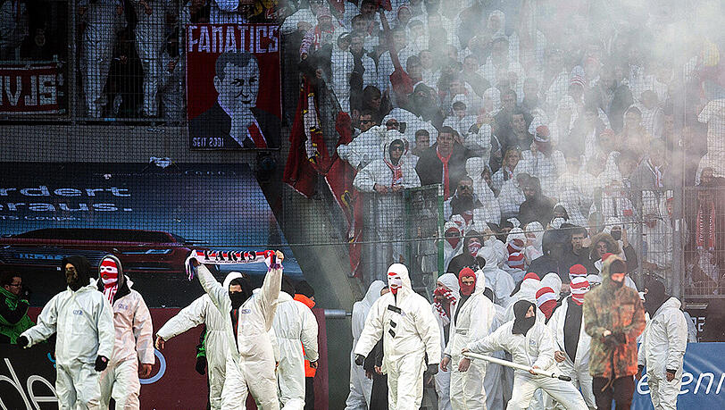 Üble Szenen im Februar: Beim letzten rheinischen Derby stürmten Fan-Chaoten aus Köln den Platz. Üble Szenen im Februar: Beim letzten rheinischen Derby stürmten Fan-Chaoten aus Köln den Platz.