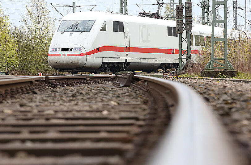 Ein ICE wirbelte bei der Durchfahrt ein Metallteil auf, dabei wurde eine Frau verletzt.