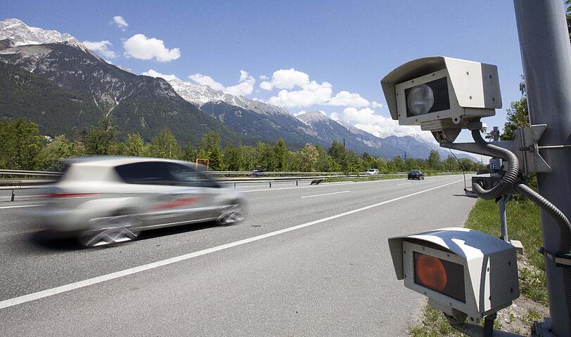 Die Inntal-Autobahn in Tirol: Wer hier zu schnell unterwegs ist, kommt um das Bußgeld nicht herum - und muss tief in den Geldbeutel greifen.