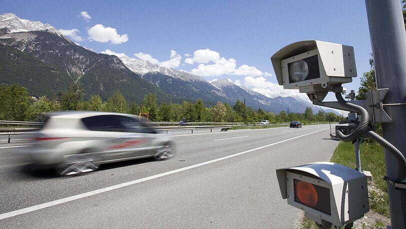 Die Inntal-Autobahn in Tirol: Wer hier zu schnell unterwegs ist, kommt um das Bußgeld nicht herum - und muss tief in den Geldbeutel greifen. Die Inntal-Autobahn in Tirol: Wer hier zu schnell unterwegs ist, kommt um das Bußgeld nicht herum - und muss tief in den Geldbeutel greifen.