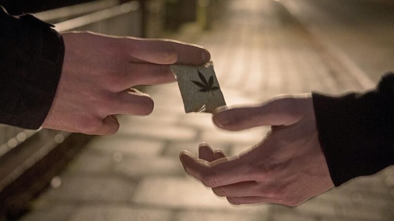 Der 14-Jährige soll mit Marihuana gehandelt haben (Symbolfoto).