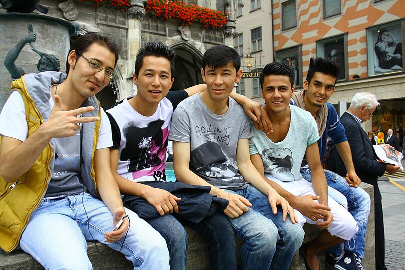 Und noch eine Gruppe: Omid, Alireza, Ibrahim, Wali und Javid kommen aus der Schule. Jetzt wird eine Runde "gechillt". Die nächste Station der Jugendlichen soll ebenfalls mit Wasser zu tun haben: die Therme Erding.