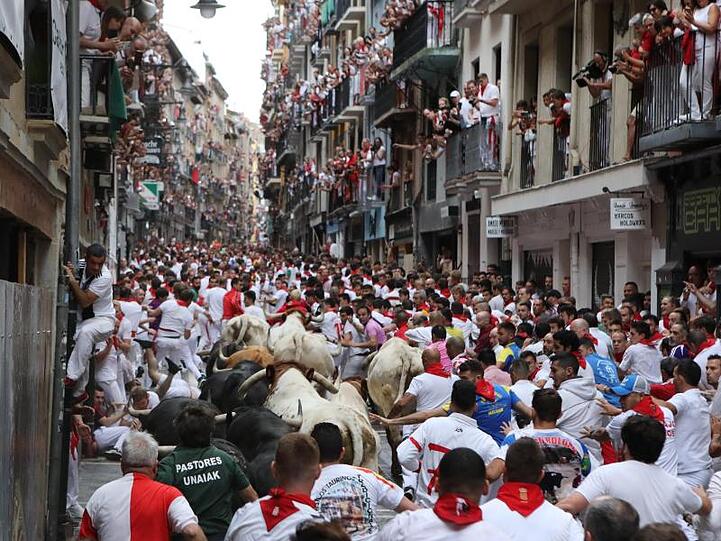 Rot-weiß gekleidete Teilnehmer der Stierhatz im spanischen Pamplona.