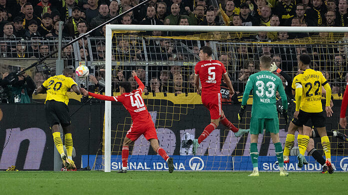 "Es regt uns sehr auf", sagt Bayerns Leon Goretzka nach dem 2:2-Ausgleich der Dortmunder durch Antony Modeste (l.) in der 95. Minute.