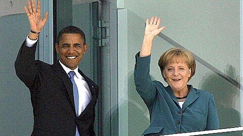 Winken für die Fotografen: Obama mit Merkel