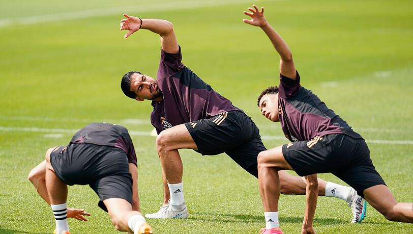 Emre Can (M) nimmt auf dem Trainingsplatz an einem Aufwärmtraining teil.