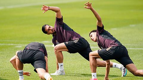 Emre Can (M) nimmt auf dem Trainingsplatz an einem Aufwärmtraining teil.