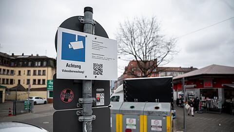 Schilder weisen auf die Video&uuml;berwachung an den Glascontainern in der N&uuml;rnberger S&uuml;dstadt hin. Dabei handelt es sich um ein Pilotprojekt.