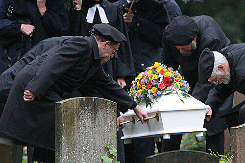 Sargträger stellen während der Beerdigung des zweijährigen Kevin auf dem Friedhof Walle in Bremen den Sarg an der Grabstelle ab.