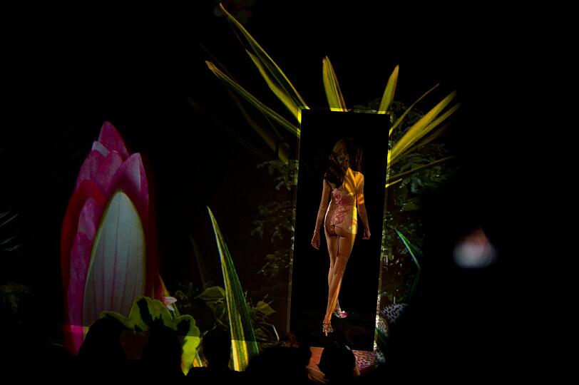 Zahia Dehar, 2011 bekannt geworden durch eine angebliche Liaison mit Bayern-Star Franck Ribéry, hat ihre Dessous-Kollektion auf der Pariser Fashion Week vorgestellt. Die Bilder.