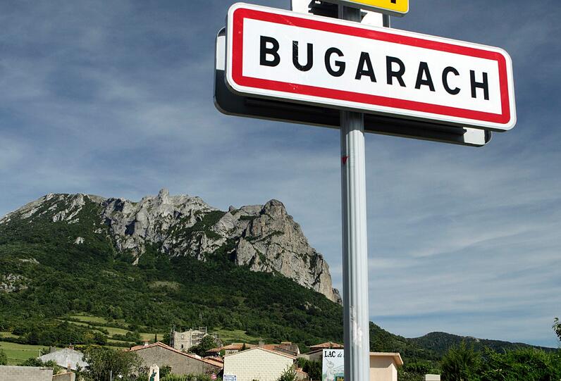 Der Berg Pic de Bugarach in den franzoesischen Pyrenaeen (Foto vom 24.06.11). Wenn nach Maya-Weissagungen kurz vor Weihnachten die Welt untergeht sollte, gibt es in Europa einen Ort, wo die Menschheit ueberleben koennte: in dem Dorf Bugarach in den franzoesischen Pyrenaeen.