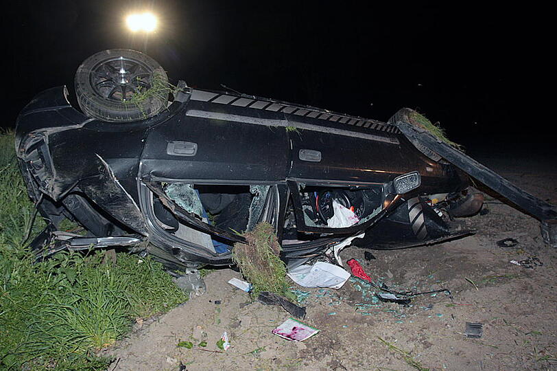 Heftiger Unfall bei Passau: Eine Frau ist von der Straße abgekommen und gegen einen Baum geprallt. Dabei kam ihr Beifahrer ums Leben. Die 26-Jährige selbst wurde nur leicht verletzt. Die Bilder.