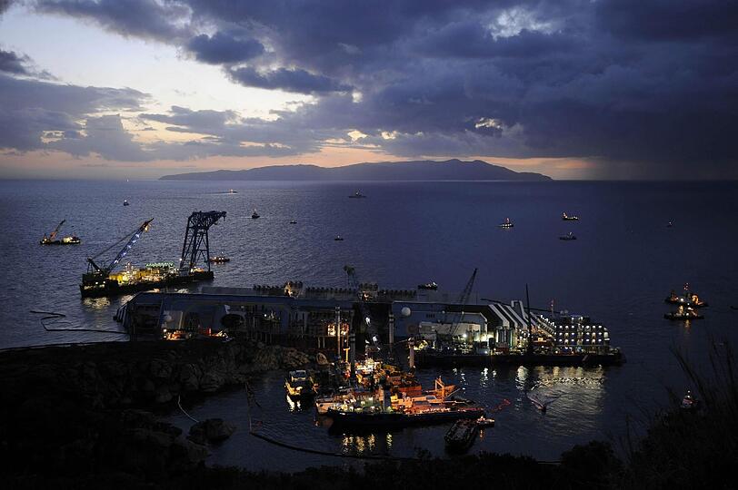 Die aufwendige Bergungsaktion der havarierten "Costa Concordia" ist angelaufen. Bilder von den Vorbereitungen.