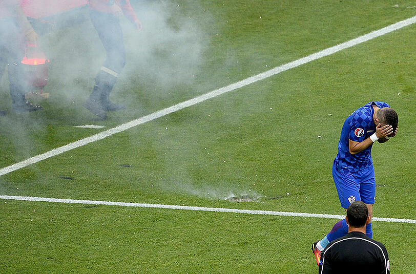 Kroatische "Fans" sind beim Spiel gegen Tschechien völlig ausgerastet. Die Bilder.