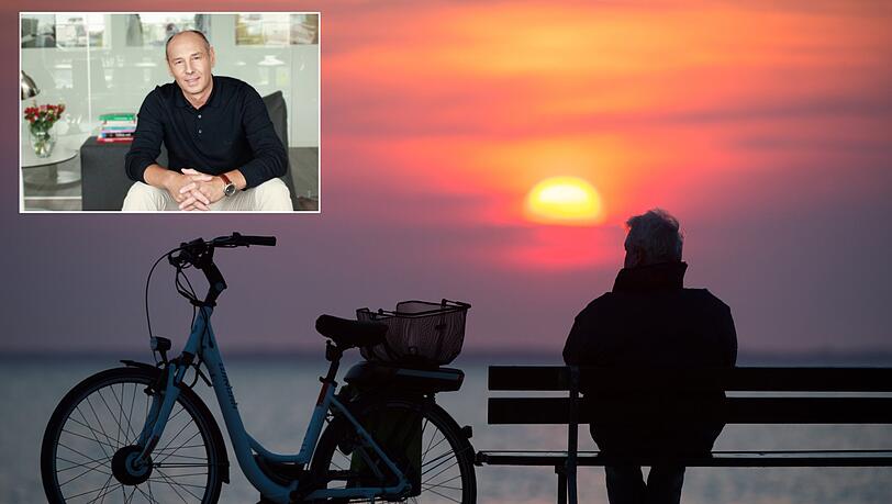 Ein älterer Mann auf einem Bankerl am See: Kleine Auszeiten allein sind sogar gut – ständig alleine zu sein, macht aber krank, meint Dr. Stefan Woinoff. Ein älterer Mann auf einem Bankerl am See: Kleine Auszeiten allein sind sogar gut – ständig alleine zu sein, macht aber krank, meint Dr. Stefan Woinoff.