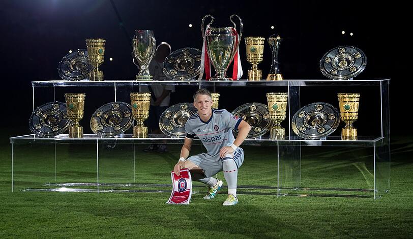 Schweinsteiger posierte vor den Trophäen, die er mit dem FC Bayern gewonnen hatte - Meisterschale, DFB-Pokale und natürlich ein Replikat des Henkelpotts für den Champions-League-Triumph 2013 im bisher einzigen Triplejahr der Münchner.