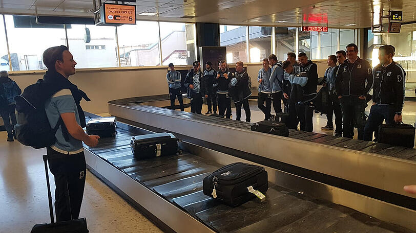 Heil gelandet: Die Löwen-Spieler warten am Flughafen in Valencia auf ihr Gepäck.