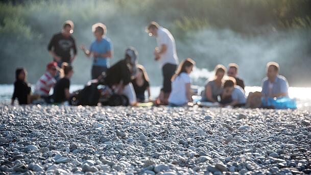 An der Isar halten sich viele Menschen auf, dort wird auch viel geraucht. Hier bräuchte es ein striktes Verbot, findet Tobias Ruff (Symbolbild). An der Isar halten sich viele Menschen auf, dort wird auch viel geraucht. Hier bräuchte es ein striktes Verbot, findet Tobias Ruff (Symbolbild).