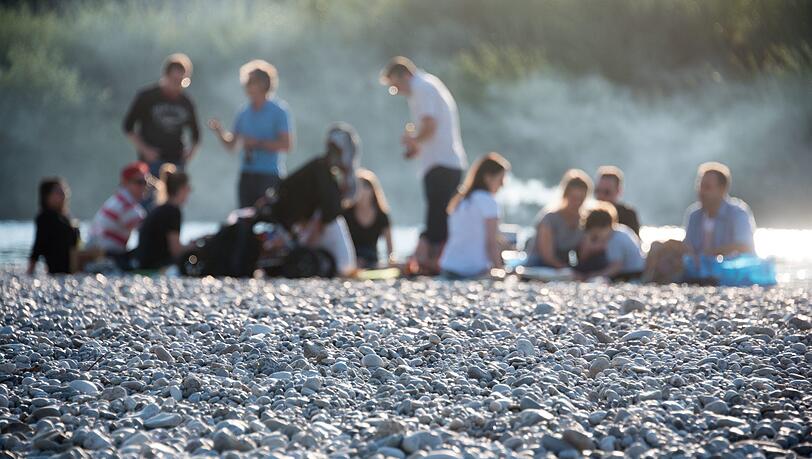An der Isar halten sich viele Menschen auf, dort wird auch viel geraucht. Hier bräuchte es ein striktes Verbot, findet Tobias Ruff (Symbolbild). An der Isar halten sich viele Menschen auf, dort wird auch viel geraucht. Hier bräuchte es ein striktes Verbot, findet Tobias Ruff (Symbolbild).