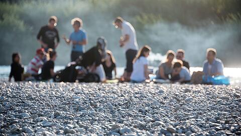 Unbekannte haben ihre Grillkohle einfach an der Isar ausgeschüttet, zwei Kinder haben sich daran verbrannt. (Symbolbild)