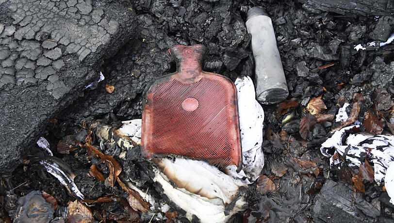 Die Bilder vom Feuerwehreinsatz am Freitag. Der Mann lebte in einer provisorischen Unterkunft in einem Waldstück bei Vaterstetten. Die Bilder vom Feuerwehreinsatz am Freitag. Der Mann lebte in einer provisorischen Unterkunft in einem Waldstück bei Vaterstetten.