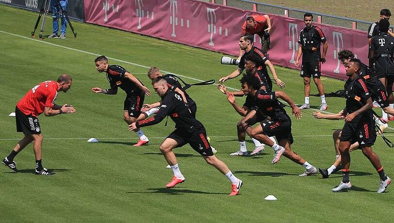Am Sonntag beginnen die Bayern-Profis wieder mit ihrem Mannschaftstraining. "Die Pause war hilfreich und kein Nachteil", sagt Fitnesstrainerin Ramona Arendt. Am Sonntag beginnen die Bayern-Profis wieder mit ihrem Mannschaftstraining. "Die Pause war hilfreich und kein Nachteil", sagt Fitnesstrainerin Ramona Arendt.