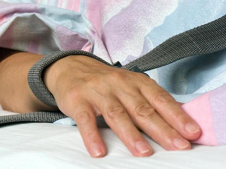 Die Hand einer Patientin ist fixiert. Foto: Hans-Jürgen Wiedl/Archivbild