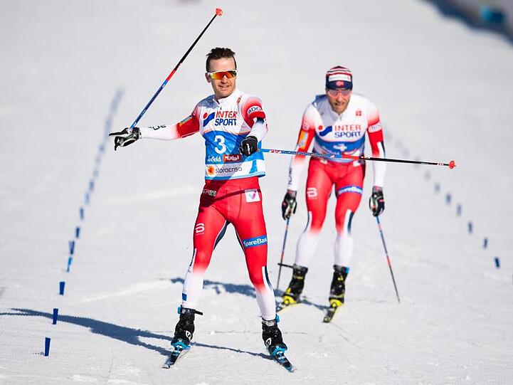 Der Norweger Sjur Roethe (l) kommt vor seinem Landamann Martin Johnsrud Sundby ins Ziel.