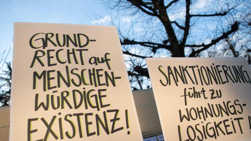 Demonstranten stehen während der Verhandlung über die Rechtmäßigkeit von Hartz-IV-Sanktionen vor dem Bundesverfassungsgericht. Demonstranten stehen während der Verhandlung über die Rechtmäßigkeit von Hartz-IV-Sanktionen vor dem Bundesverfassungsgericht.