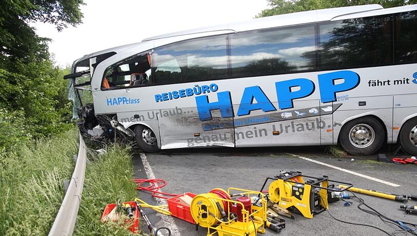 41 Verletzte bei Reisebus-Unfall in Unterfranken