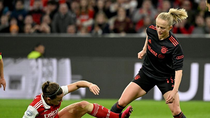 Bayerns Lea Schüller (r) und Arsenals Katie McCabe kämpfen um den Ball.