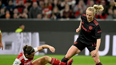 Bayerns Lea Schüller (r) und Arsenals Katie McCabe kämpfen um den Ball.