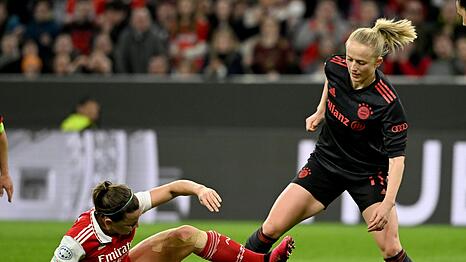 Bayerns Lea Schüller (r) und Arsenals Katie McCabe kämpfen um den Ball.