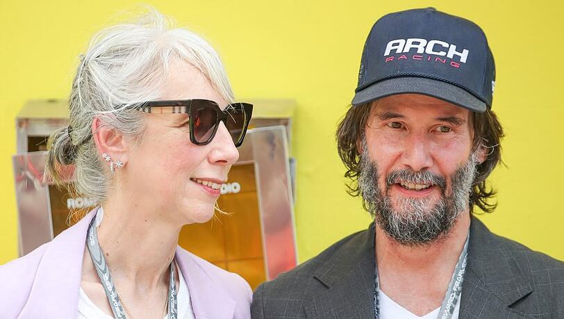 Alexandra Grant und Keanu Reeves verfolgten das Motorrad-Rennen in Mugello im Partnerlook: Beide trugen ein weißes Shirt und einen lässigen Blazer.