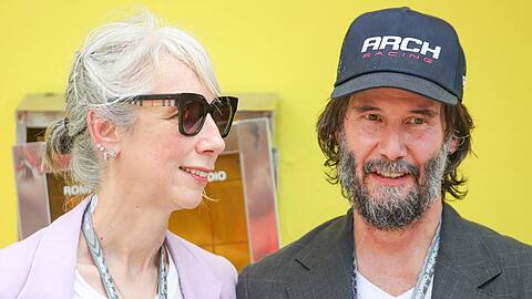 Alexandra Grant und Keanu Reeves verfolgten das Motorrad-Rennen in Mugello im Partnerlook: Beide trugen ein weißes Shirt und einen lässigen Blazer.