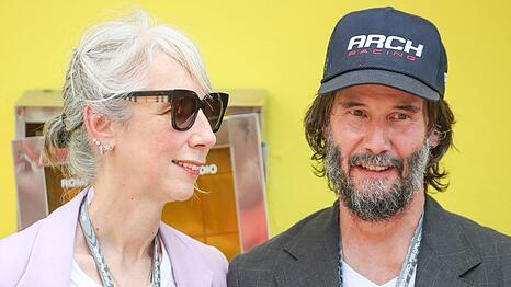 Alexandra Grant und Keanu Reeves verfolgten das Motorrad-Rennen in Mugello im Partnerlook: Beide trugen ein weißes Shirt und einen lässigen Blazer.
