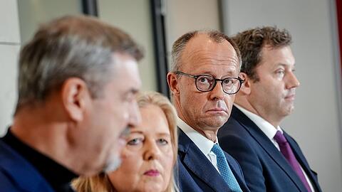 Stromkosten für die Industrie senken, Luftverkehrsteuer auch: Die Koalitionsspitzen verkünden ihre Einigung.