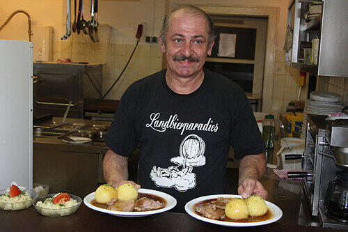 Der Schweinebraten von Chefkoch Heinrich Krybus (55) kostet mit Bier oder Radler nur 6,90 Euro und ist unter den Gästen der Renner!