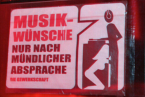 ...das Schild vor dem DJ Pult.